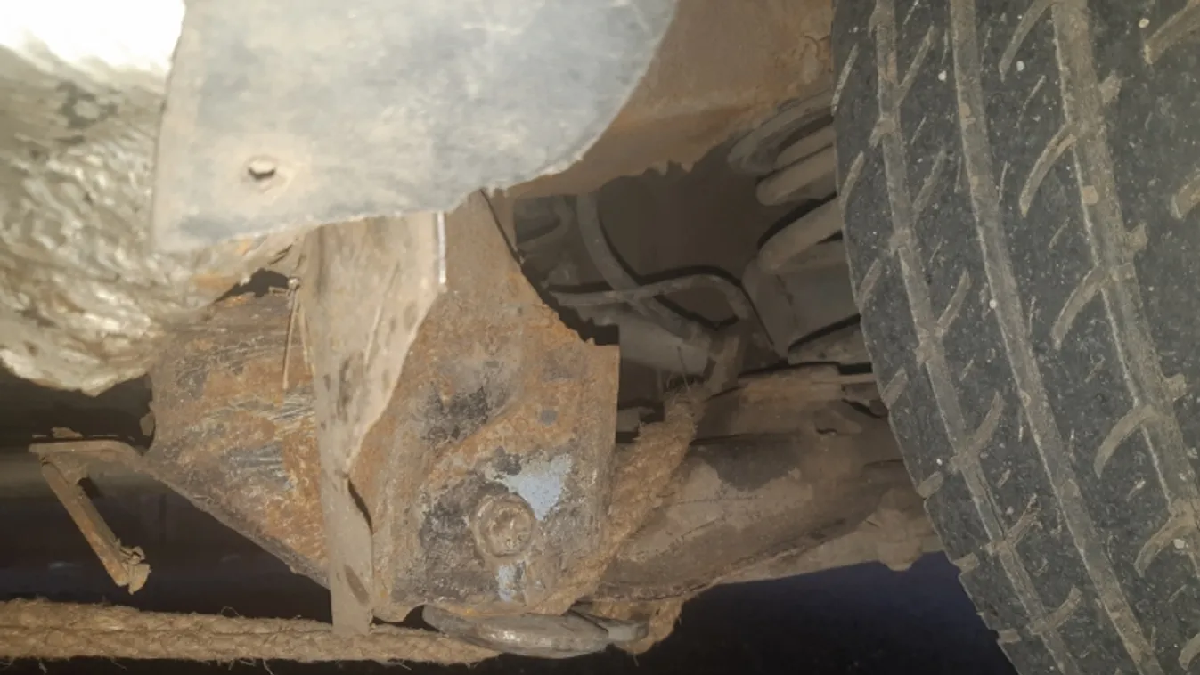 Roncsderbi - leszakadt a futómű hídja, visszakötötte kötéllel