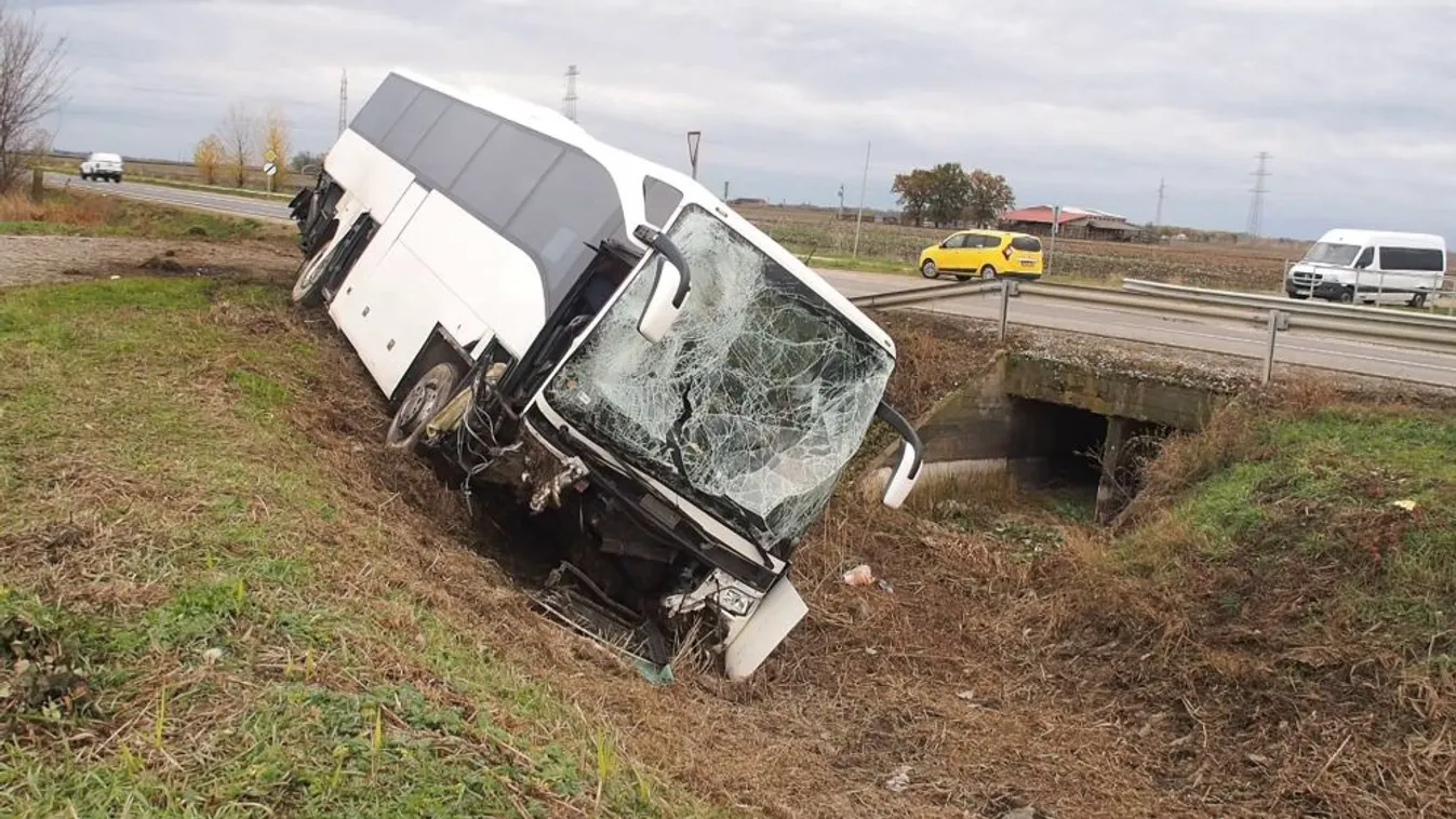 Árokba hajtott egy szerződéses honvédségi járat