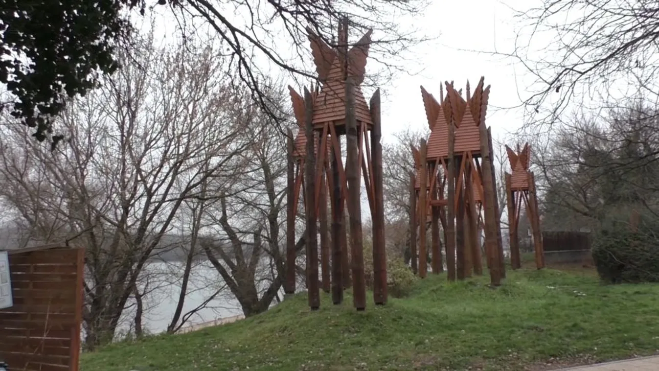 Megújult a Makovecz-iroda által tervezett haranglábsor Verőcén