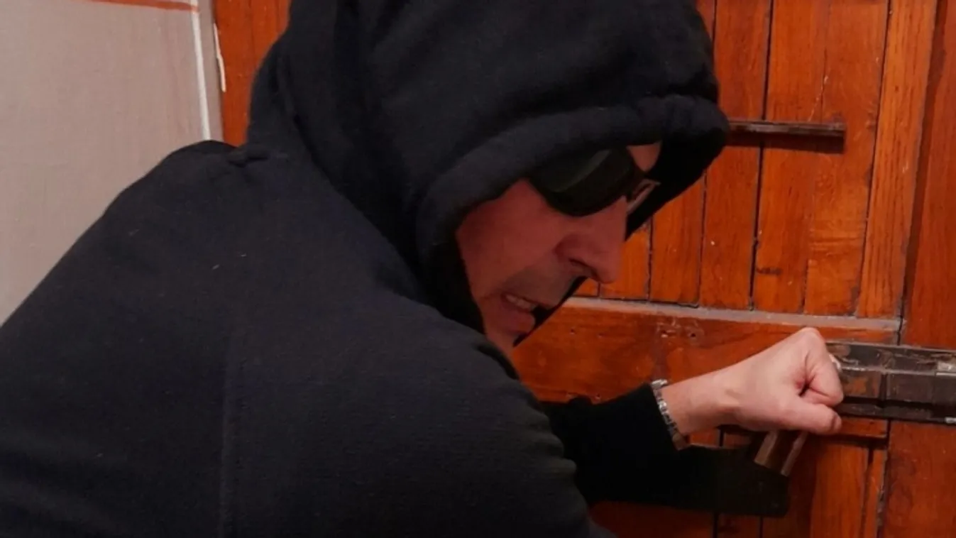 A checklista első pontja: Ajtót bezárni! …hogy más ne feküdjön az ágyába!