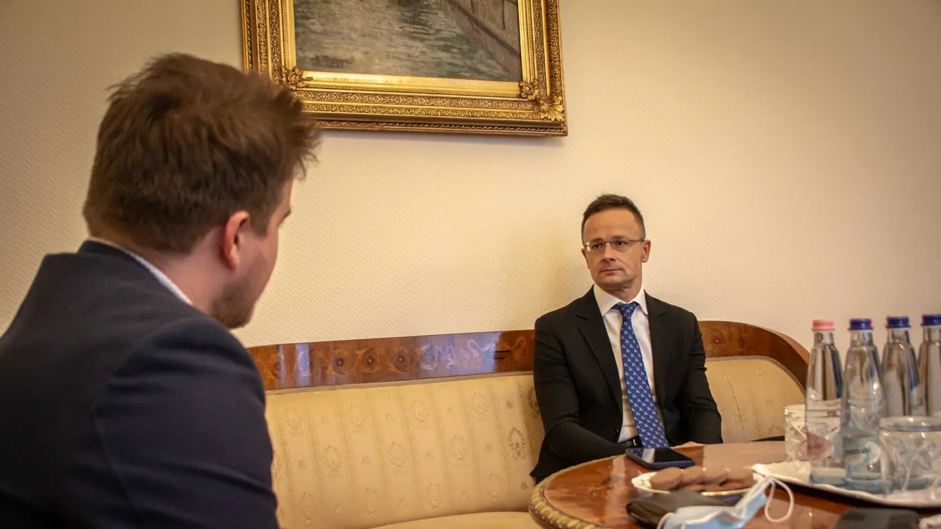 Az asztal alatt jön az SMS a kollégáktól, hogy „nyomjad, Péter, veled vagyunk”