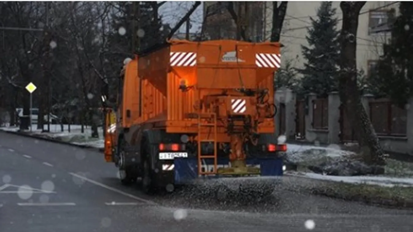 Folyamatosan síkosságmentesítik az ónos esőt követően a budapesti utakat az FKF munkagépei