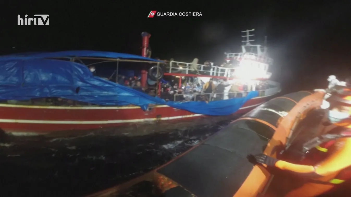 Folyamatosan érkeznek a migránsok az olasz partokhoz