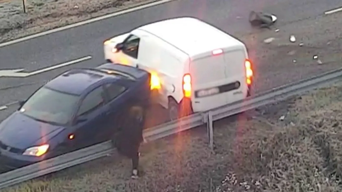 Utolsó pillanatban ugrott a szalagkorlát mögé