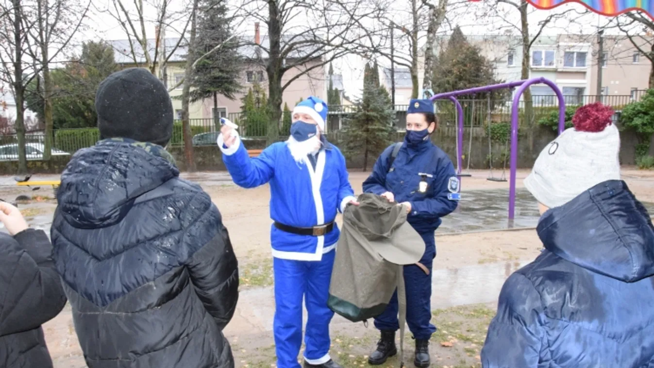 Megelőzési tanácsokat is hozott zsákjában a Kék Mikulás