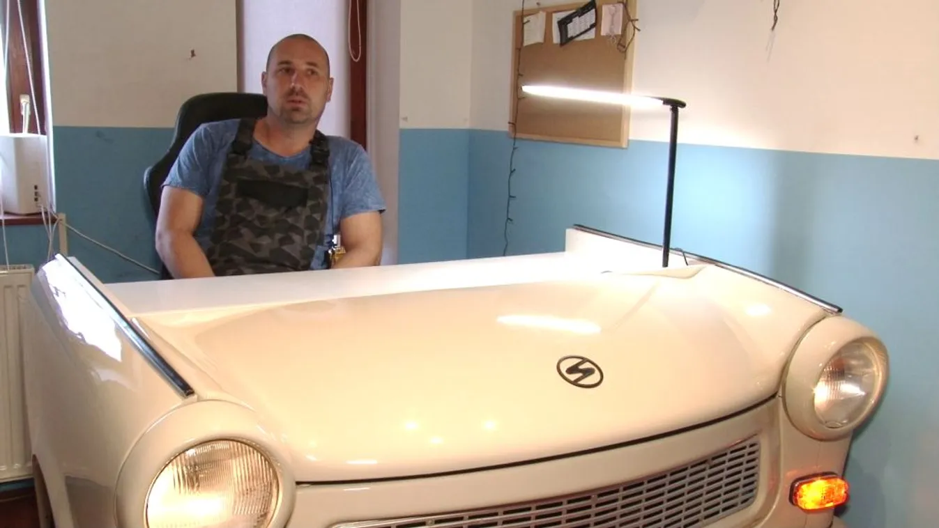 Trabant roncsból íróasztal