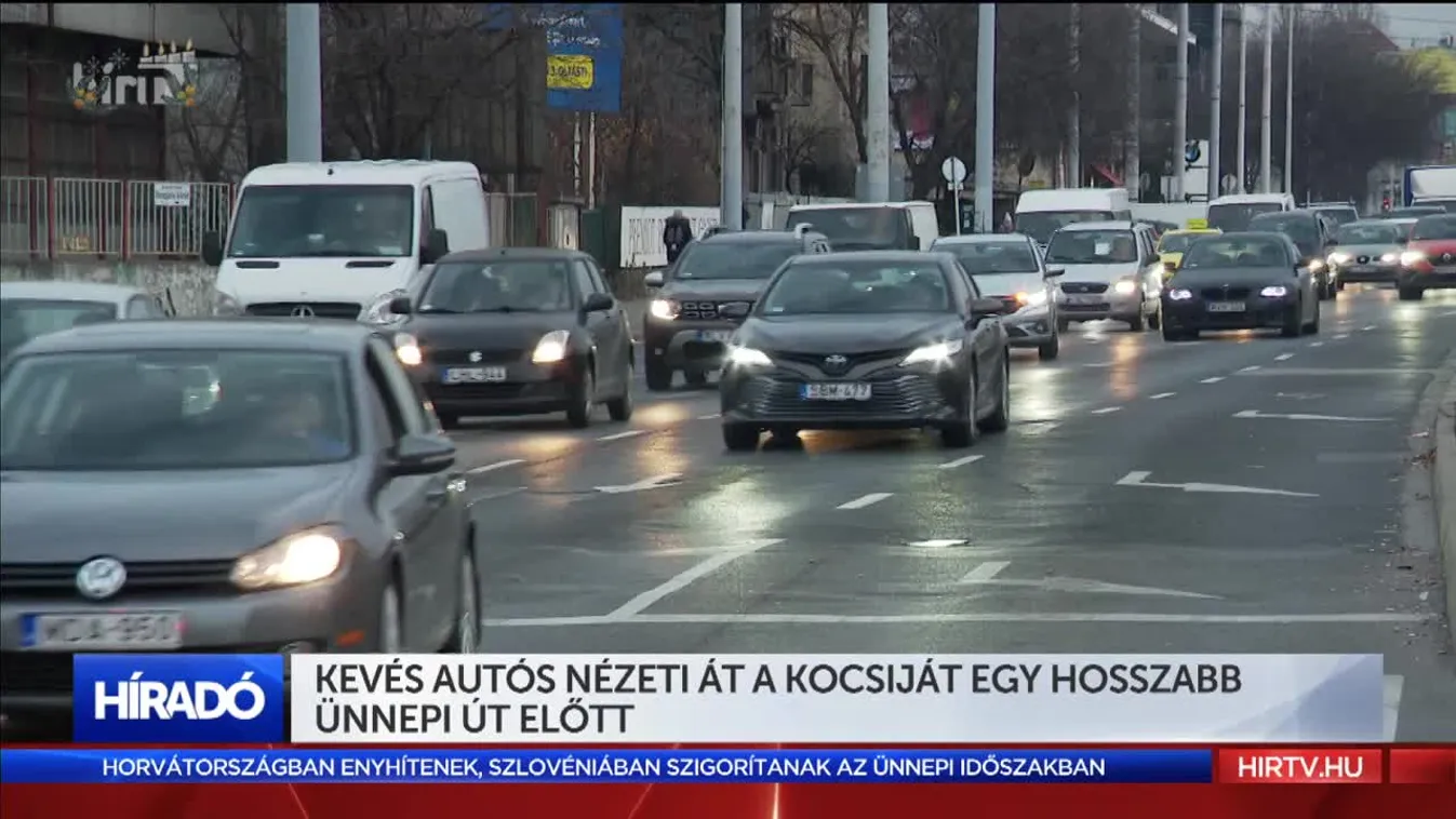 Kevés autós nézeti át a kocsiját egy hosszabb ünnepi út előtt
