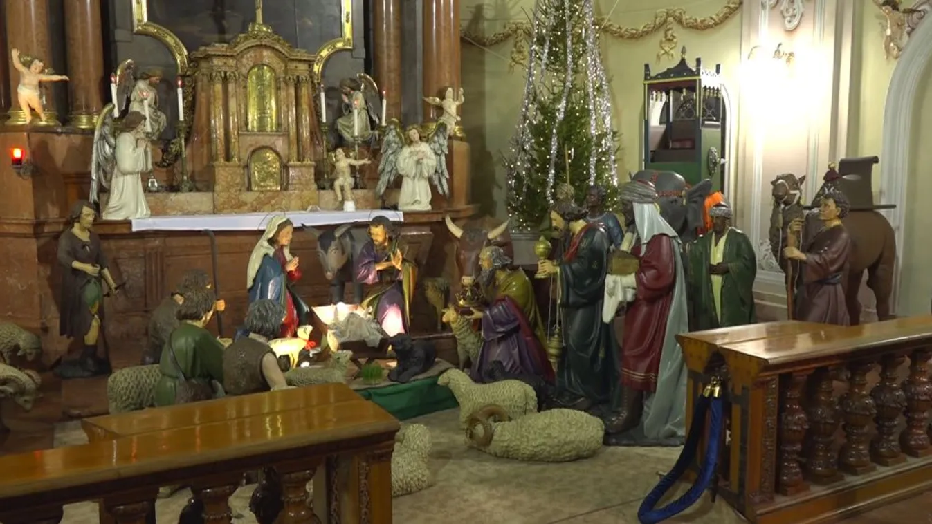 Életnagyságú betlehem a pécsi ferences templomban