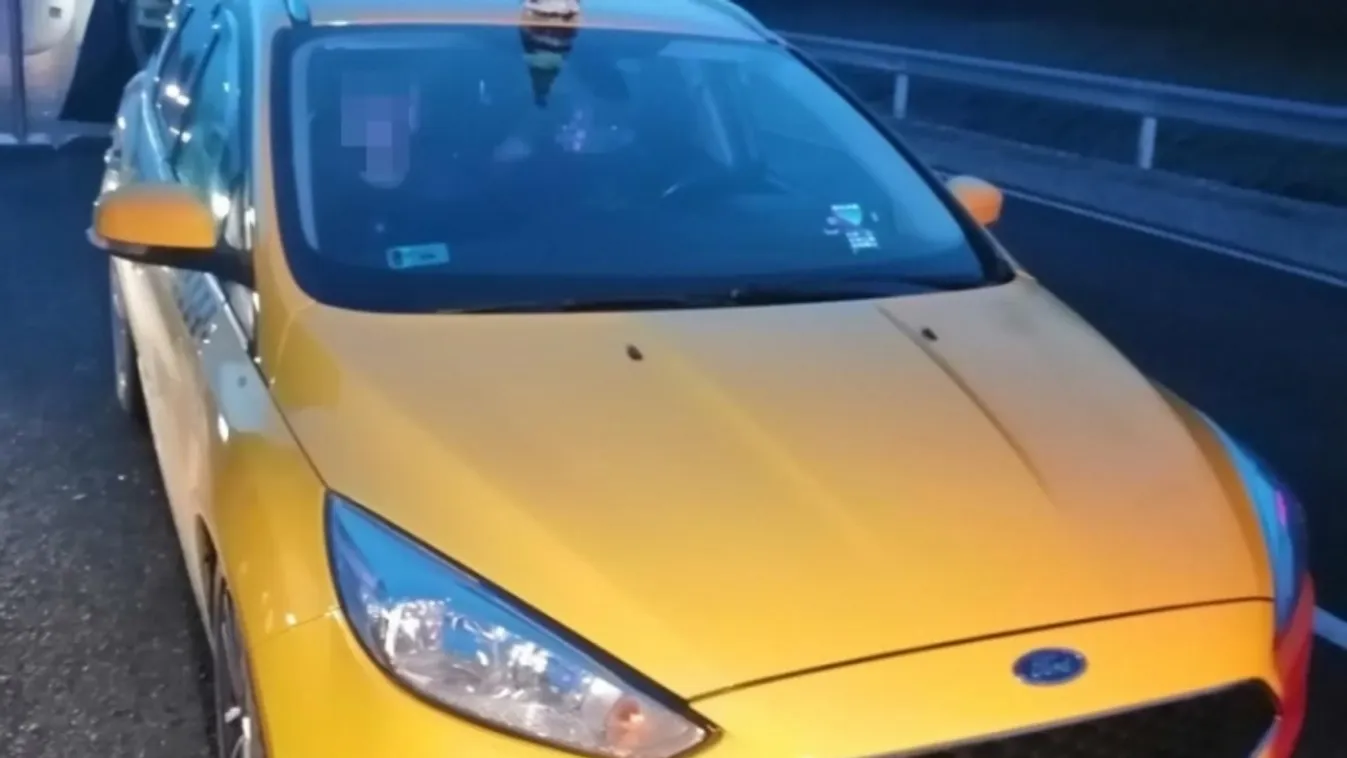 Taxival vitte a migránsokat