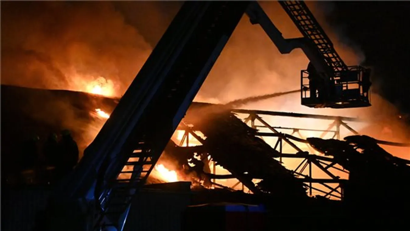 OKF: Nagy erőkkel folyik a kigyulladt kispesti telephely oltása