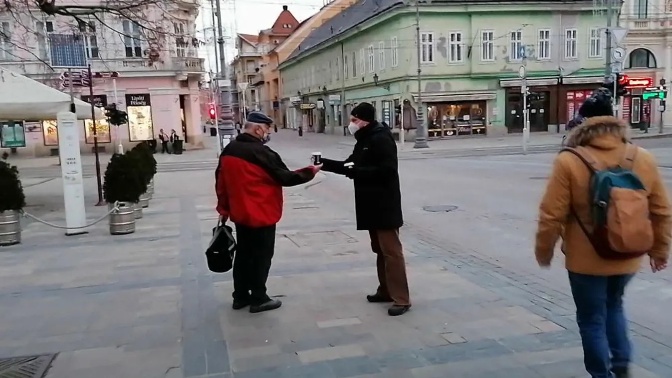 Teával és mézeskaláccsal kínálták Miskolcon az utazókat
