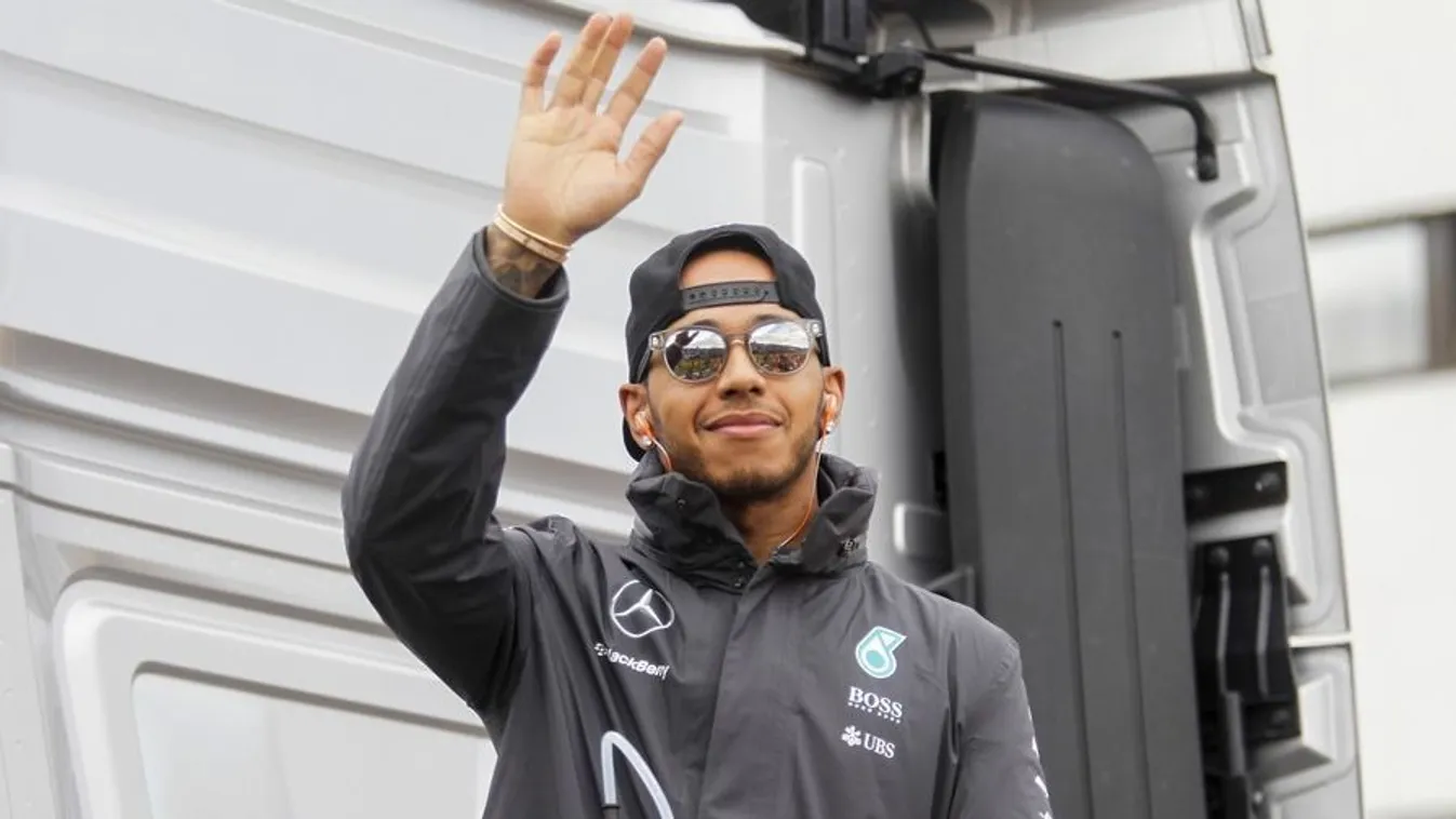 Lewis Hamiltont lovaggá ütik