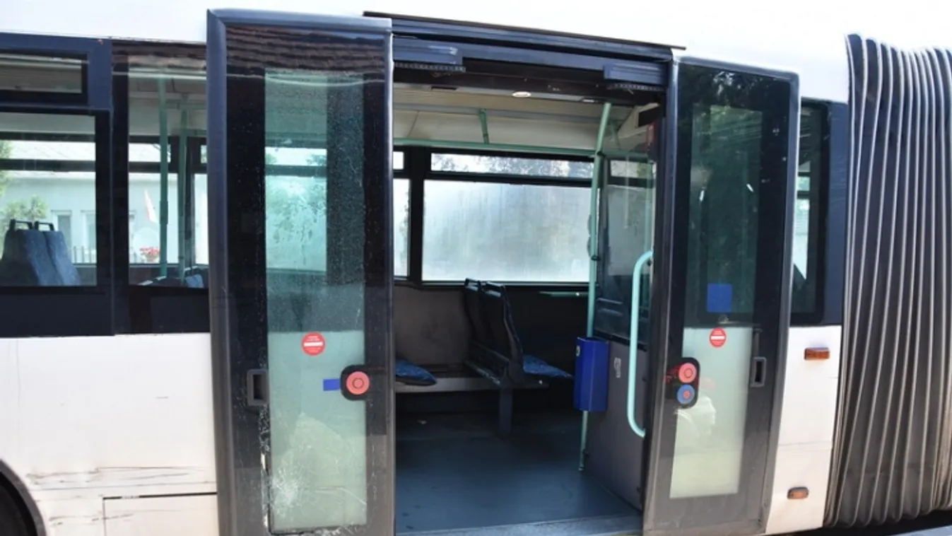 Lezárt akta: autóbusz ajtajába rúgott