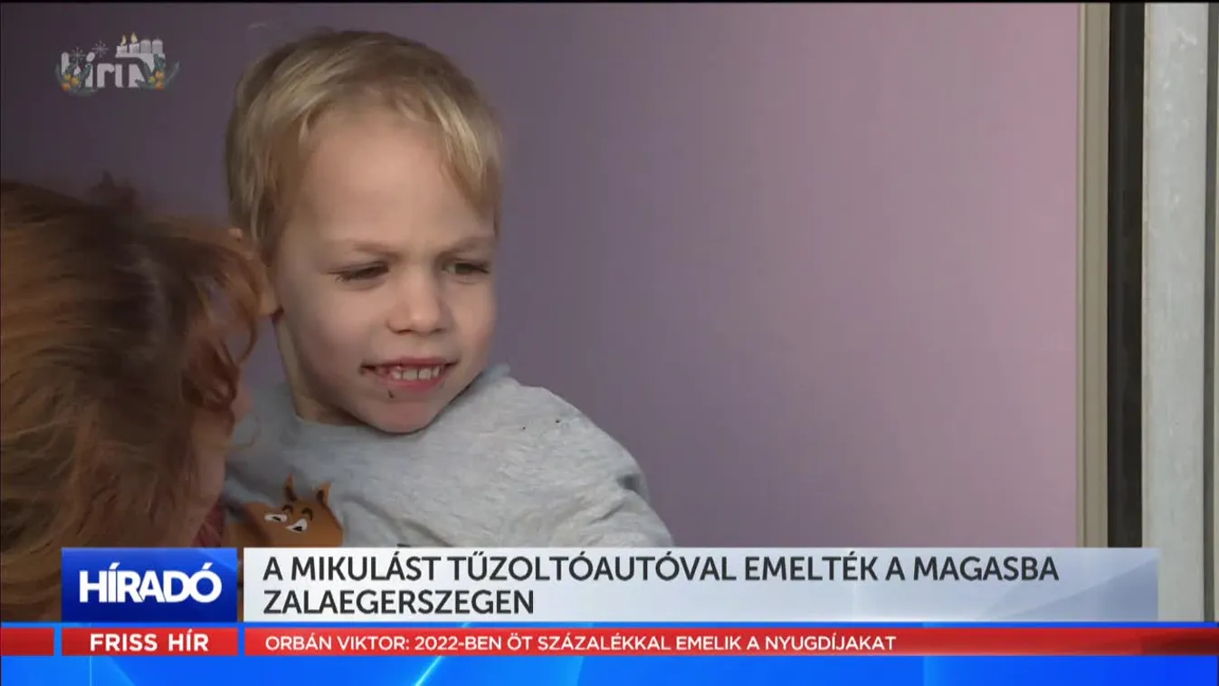 A Mikulást tűzoltóautóval emelték a magasba Zalaegerszegen