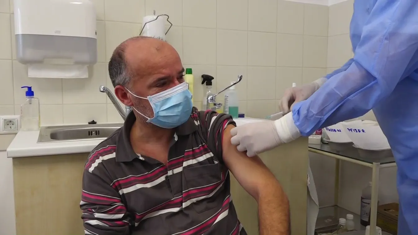 Lényegesen könnyebben vészelik át a koronavírus-fertőzést az oltottak