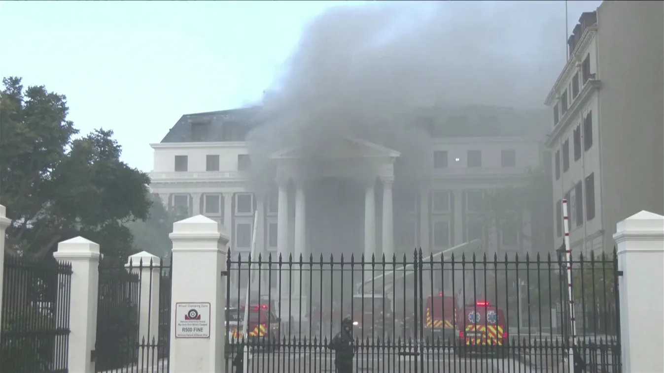 Lángol a dél-afrikai parlament