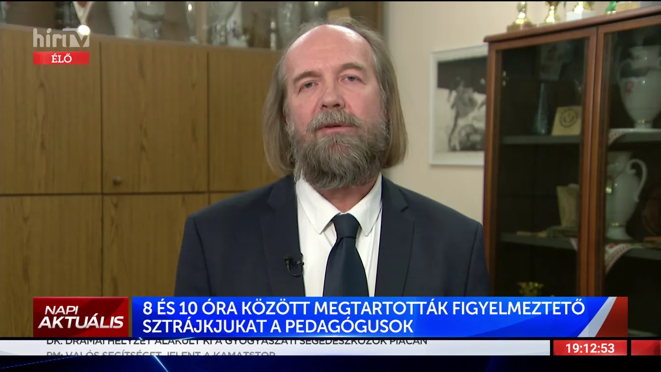 8 és 10 óra között megtartották figyelmeztető sztrájkjukat a pedagógusok