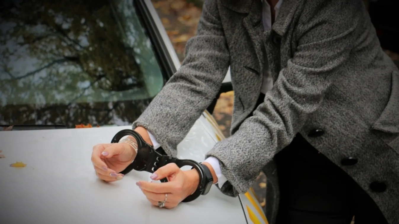 Az arcán törte össze a poharat