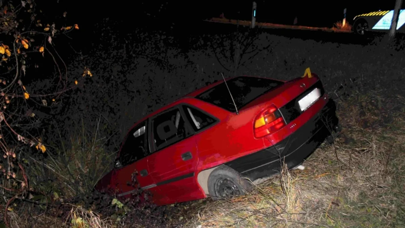 Jogosítvány nélkül, ittasan hajtott az árokba