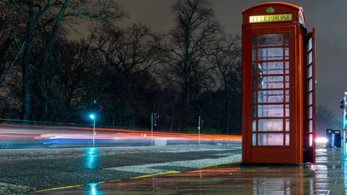 Brutális videó: Mezítláb, véres fejjel vezették ki lakásából a tévedésből letartóztatott férfit