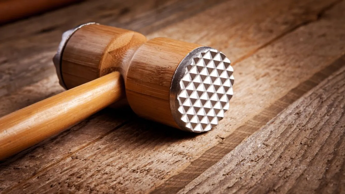 Húsklopfolóval bántalmazta idős apját