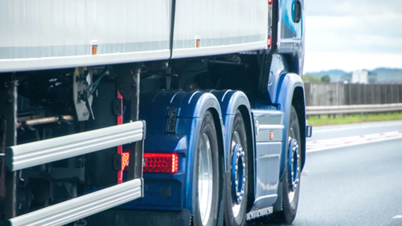 Tragédia az M0-son: a balesete után rosszul lett, összeesett és meghalt egy kamionos