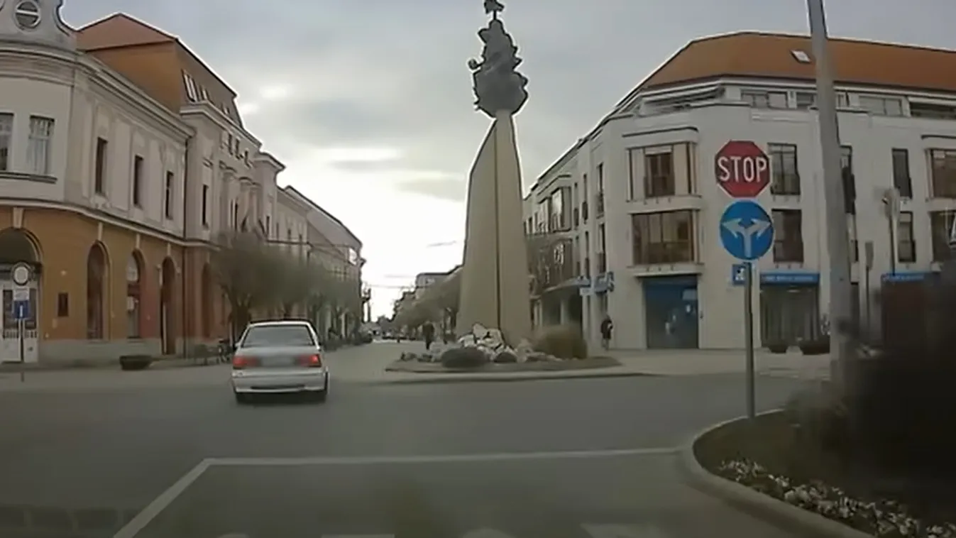 Menekülés közben áthajtott a mohácsi sétálóutcán is