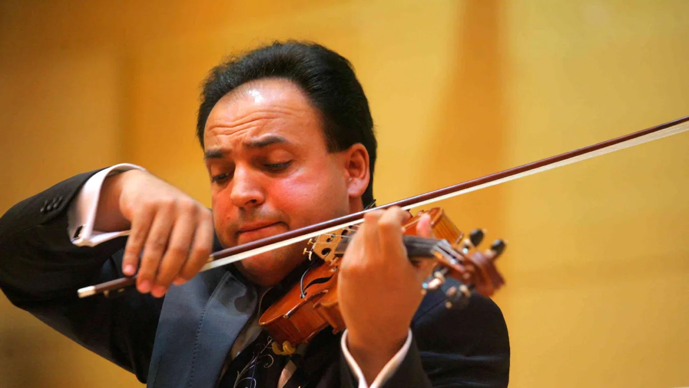 A menekülni kényszerülők megsegítéséért hegedűl jótékonysági koncertjén Mága Zoltán