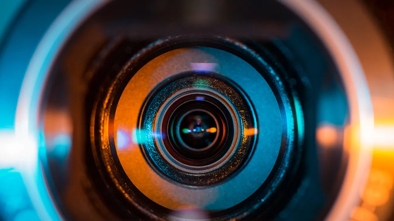 Ilyen nincs: hulla részegen, forgalommal szemben biciklizett az M30-as autópályán egy férfi