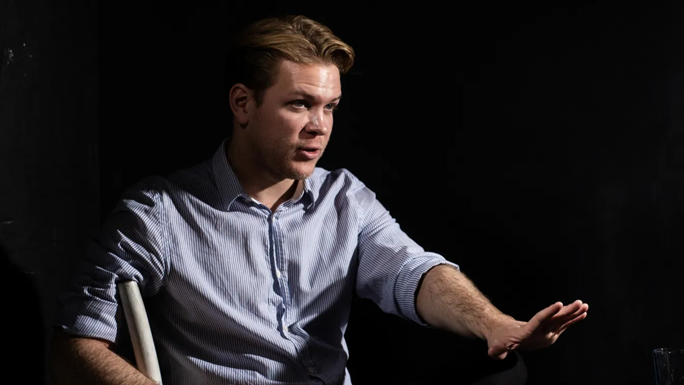 Még magyar középiskolában tett érettségije sem volt Hajnalnak, amikor már közgazdászként hivatkozott magára