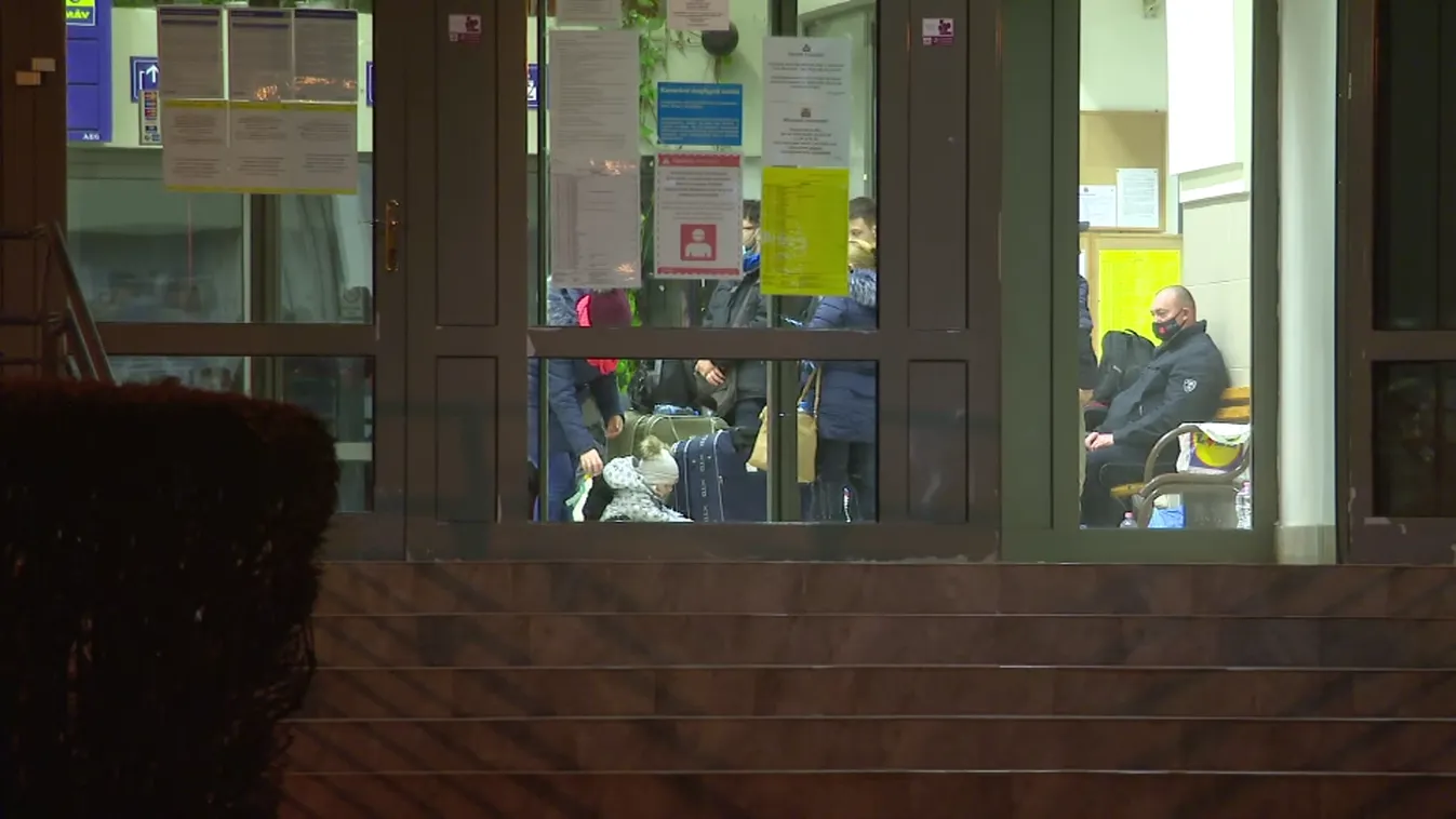 Sokan gyalogosan menekülnek Magyarországra Ukrajnából