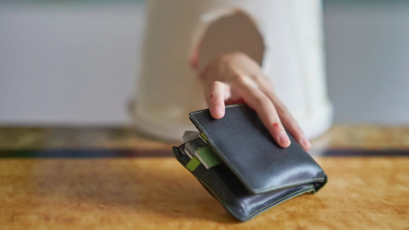 Fiatal lányok raboltak ki egy külföldit - videóval