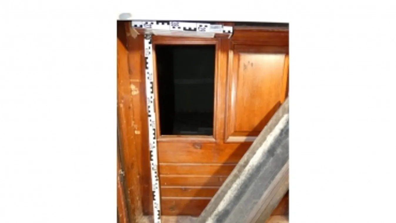 40x30 cm nagyságú ajtókazetta nyíláson át mászott be