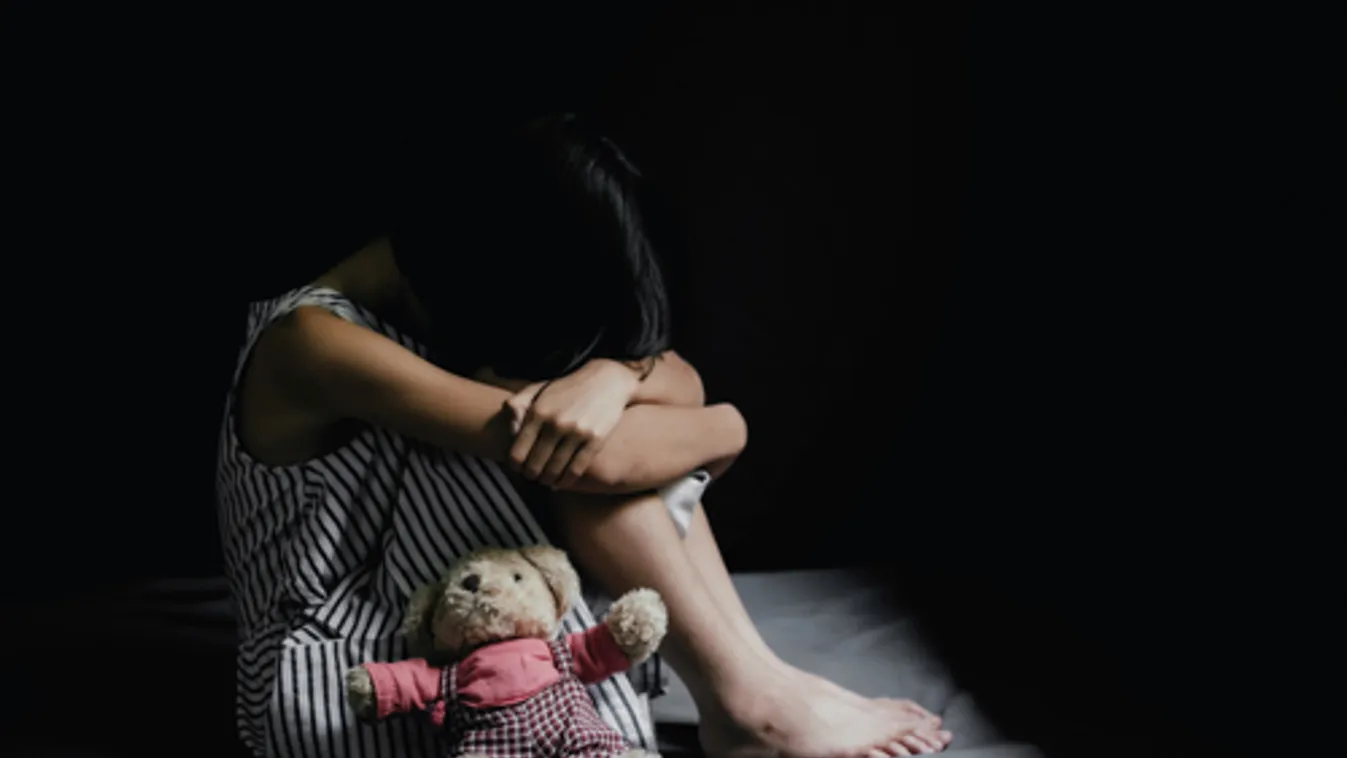 Élete öt éve alatt olyan kínokat élt át a kislány, amit senkinek sem szabadna