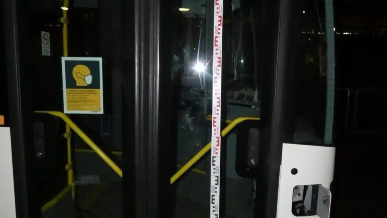 Buszsofőrre támadt az utas, majd a buszt is megrongálta