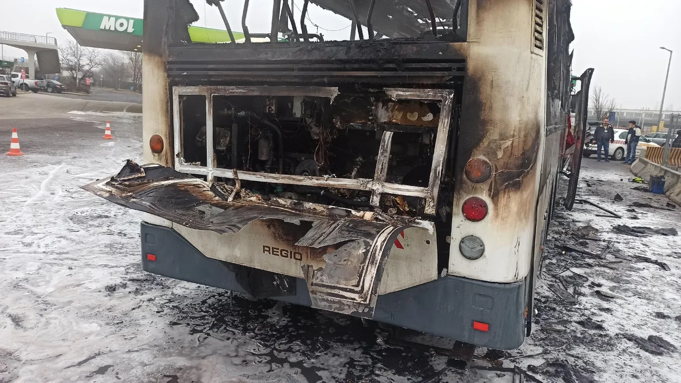 Sokkoló képek: Menekültek az utasok a lángoló buszról Budaörsön