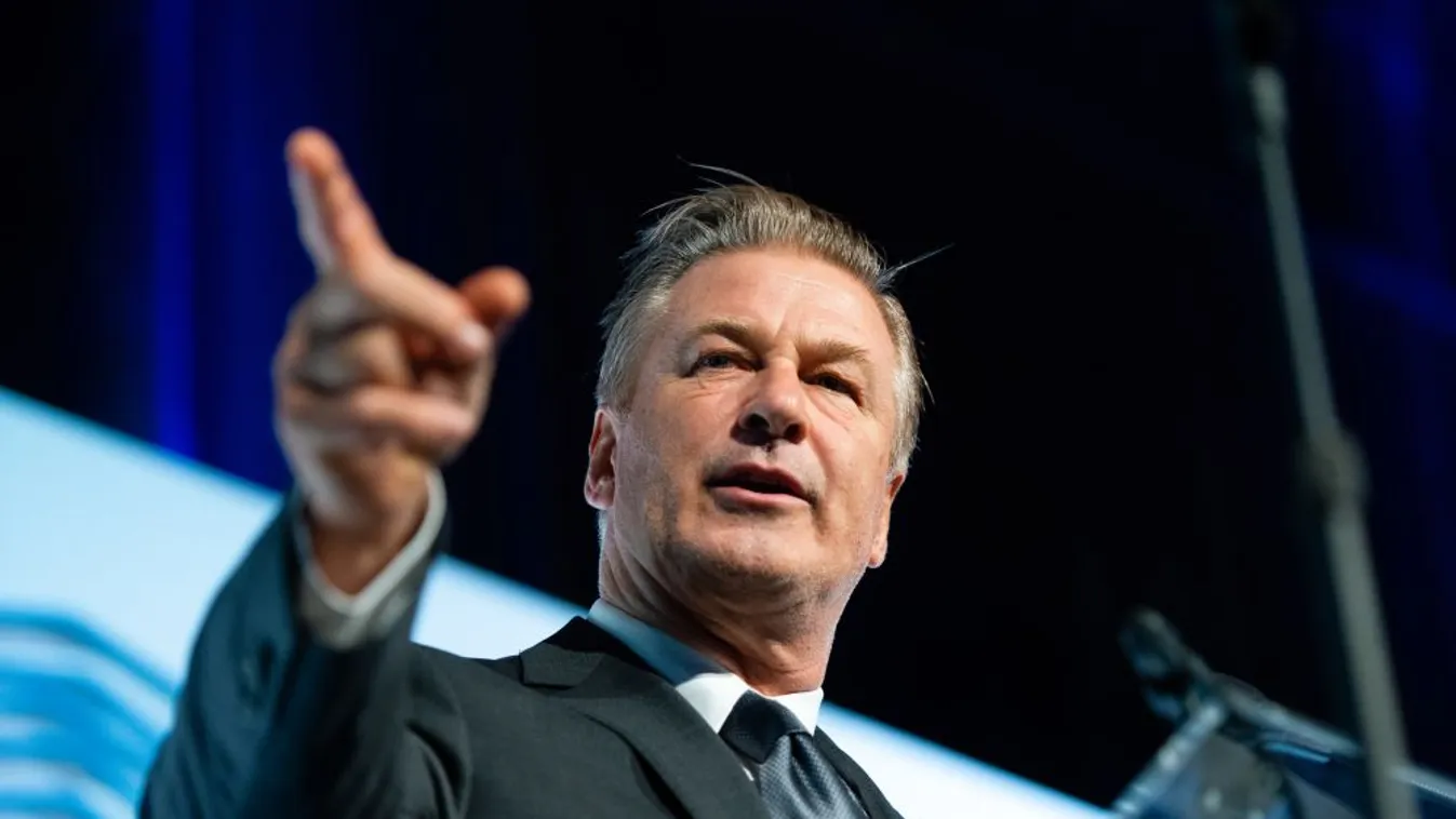 A tragikus októberi incidens óta első ízben újra forgat Alec Baldwin