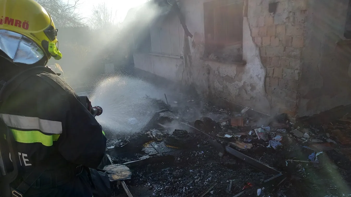 Porrá égett egy lakókocsi Maglódon