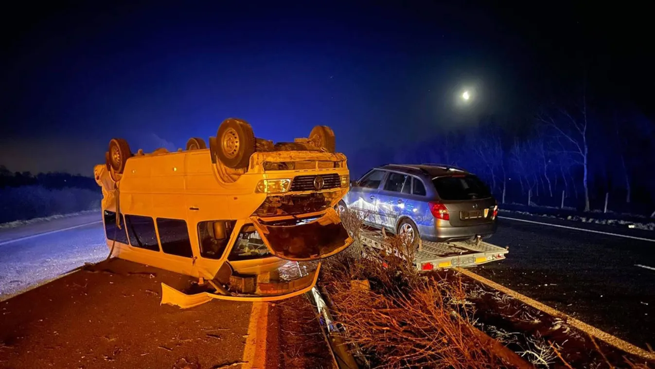 Vezetés közben elaludt a sofőr: felborult egy autószállító tréler az M1-esen