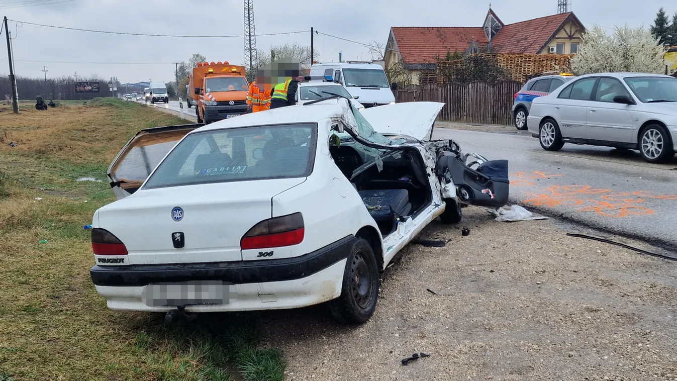 Életveszélyesen sérült a Peugeot egyik utasa, amely elé egy sittszállító kanyarodott Gyál határában
