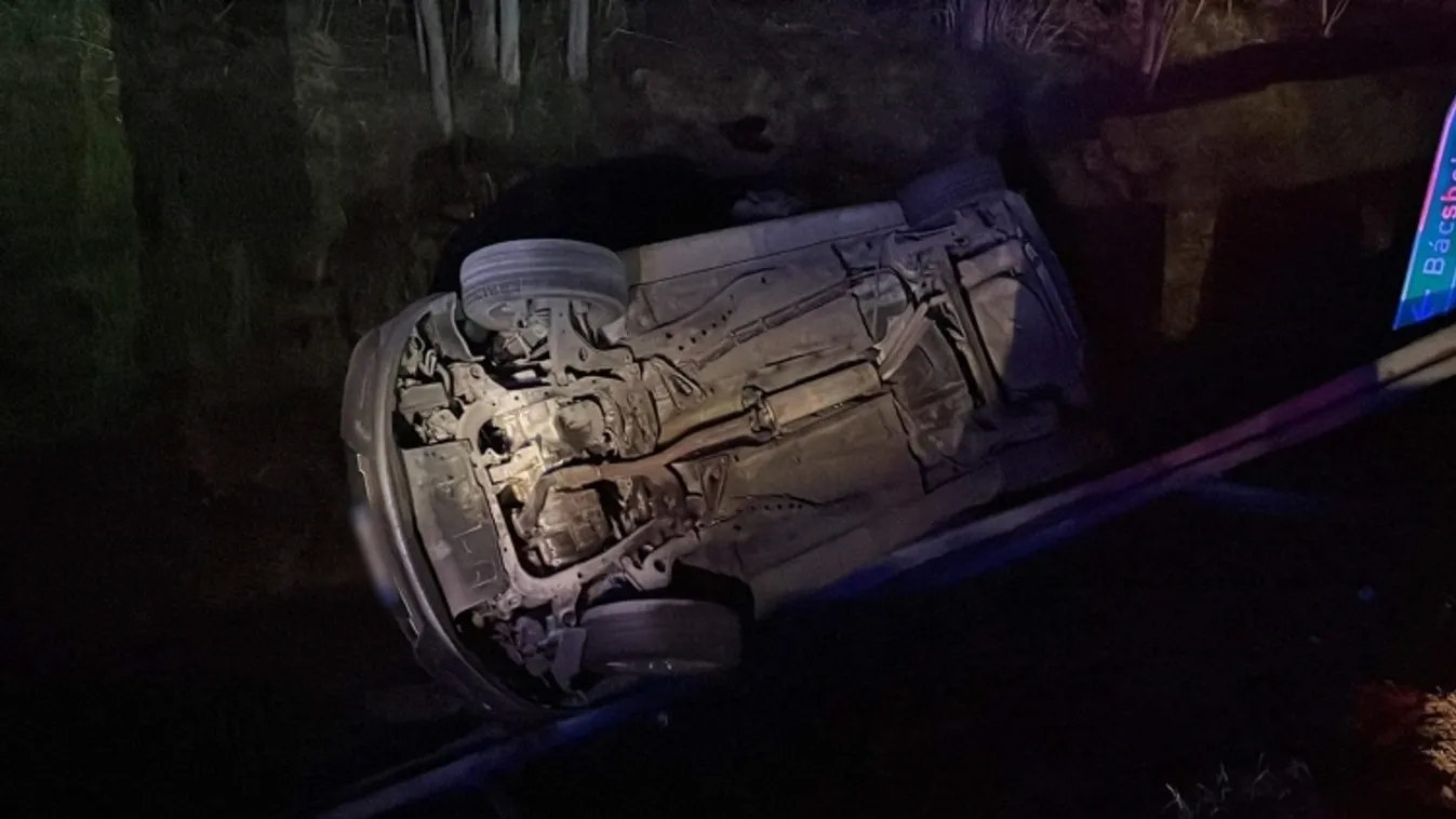 Tizenegy határsértővel árokba borult egy embercsempész autója Bácsalmáson