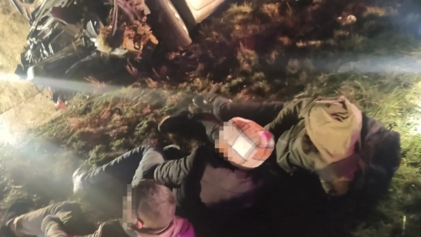 Árokba borult egy migránsokat szállító autó Vas megyében