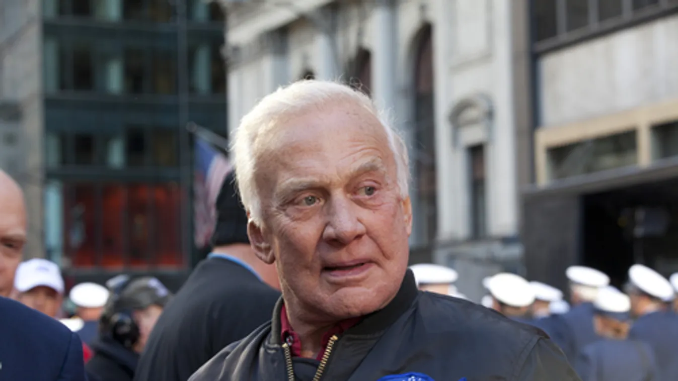 Buzz Aldrin holdsétás fotója 7700 dollárért kelt el