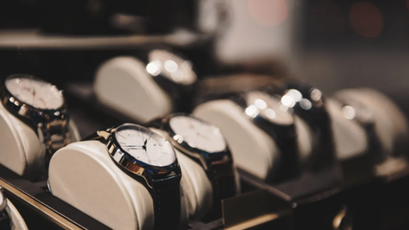 Luxusórákkal kereskedő bűnbandát füleltek le a svájci-olasz határon