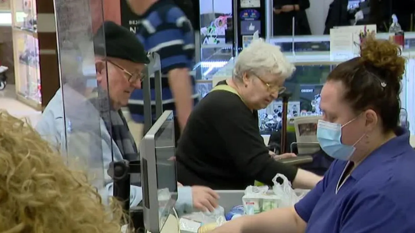 Kígyózó sorok a hipermarketekben