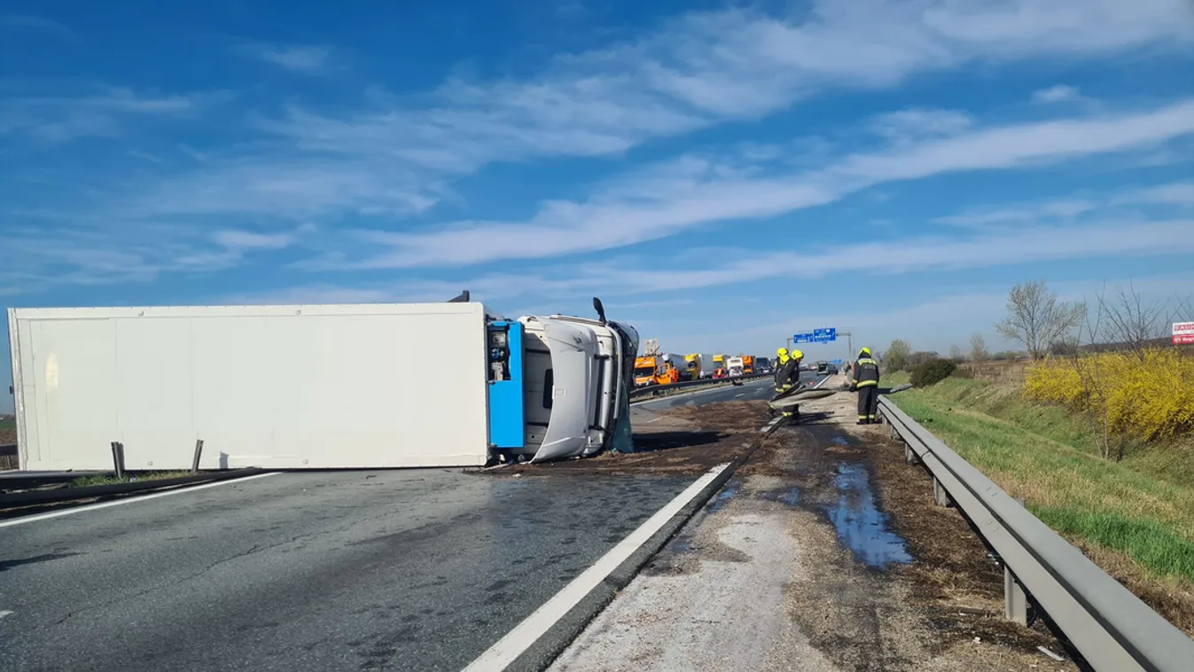 Átszakította a szalagkorlátot, majd felborult egy élelmiszert szállító teherautó az M4-esen Üllőnél