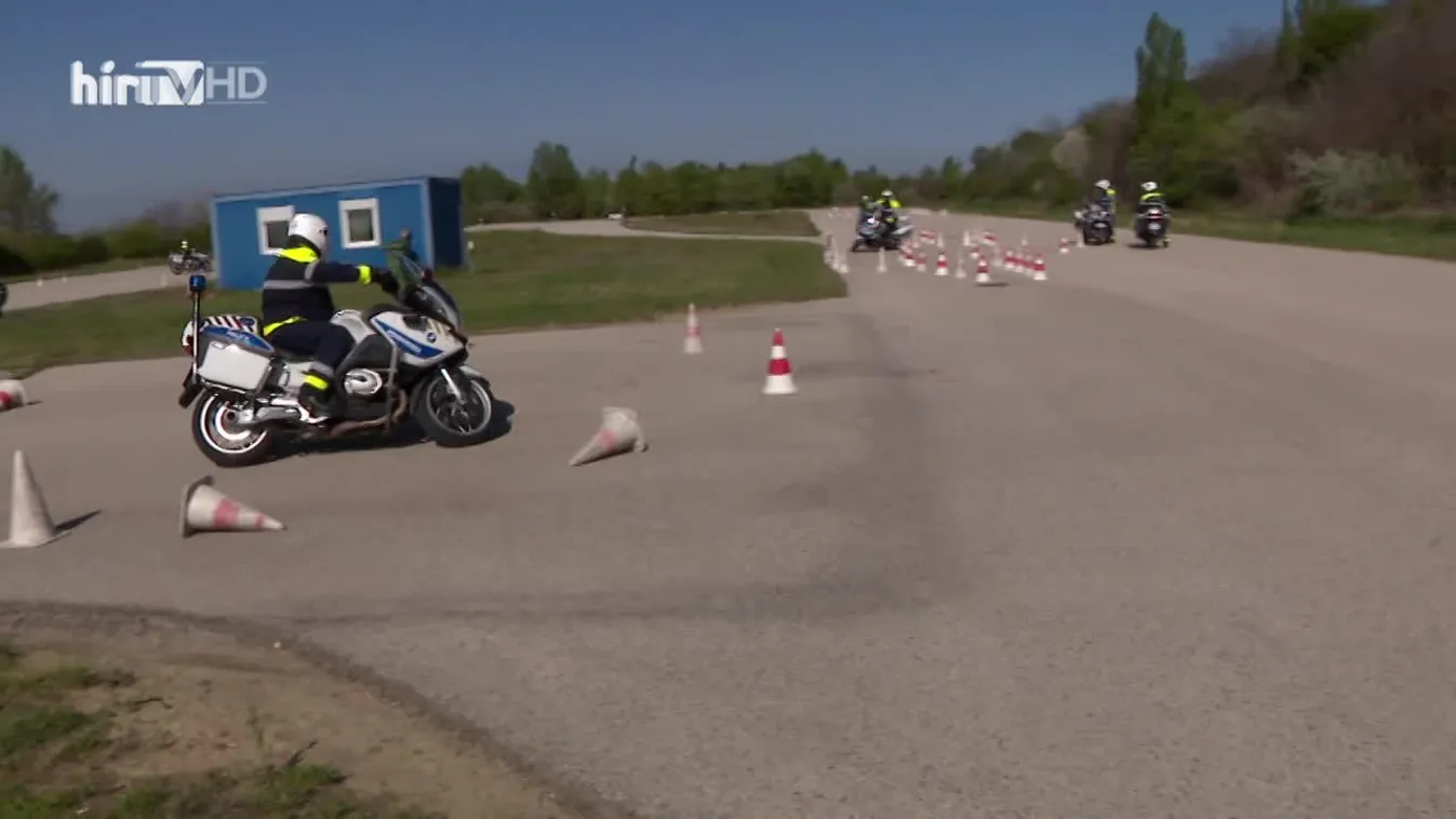  Vizsgára készültek a motorosrendőrök