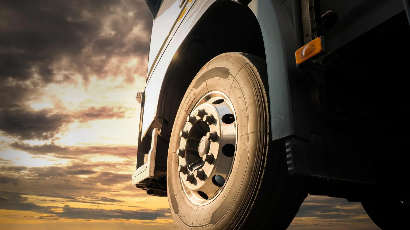 60 migránst zsúfoltak be egy szellőzés nélküli teherautó rakterébe