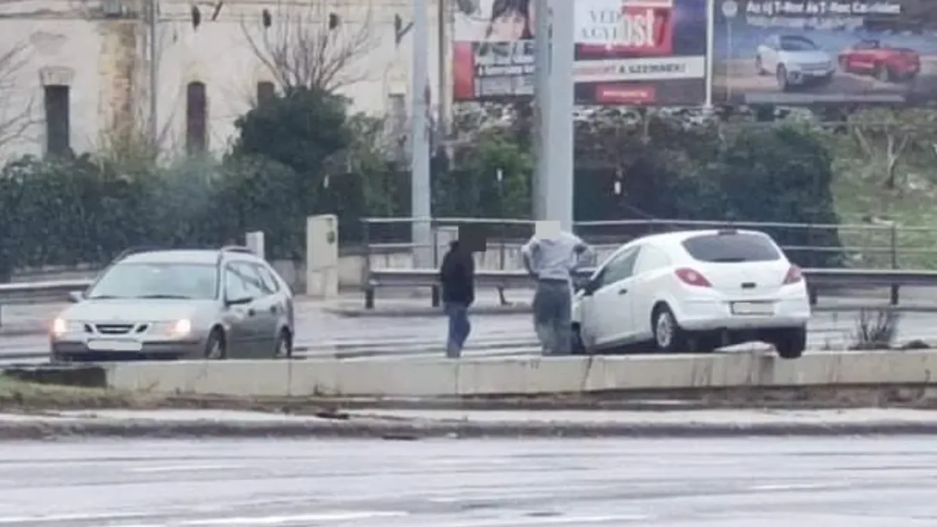 Ütközést követően fennakadt a villamossíneken egy Opel a Hungária körúton