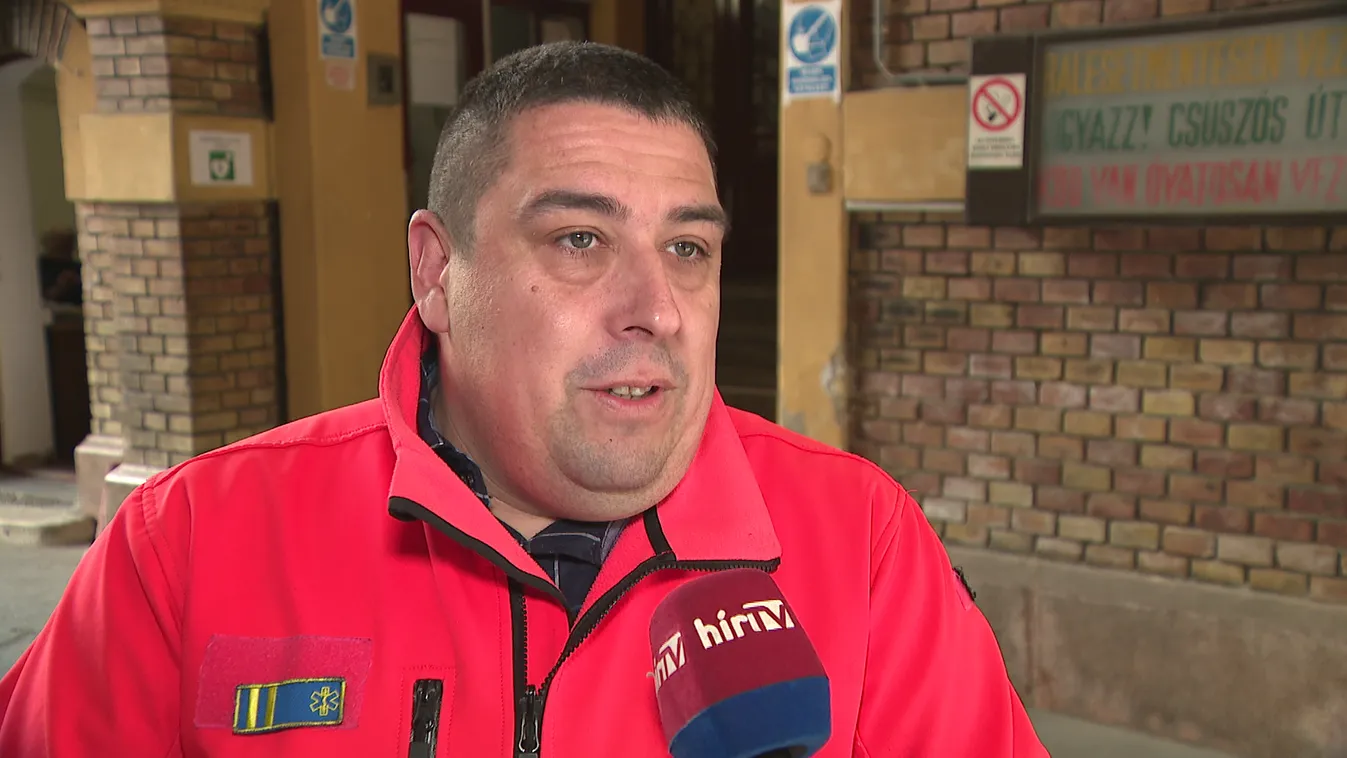 Hosszú percekig nem engedte el a mentőautót az autópályán